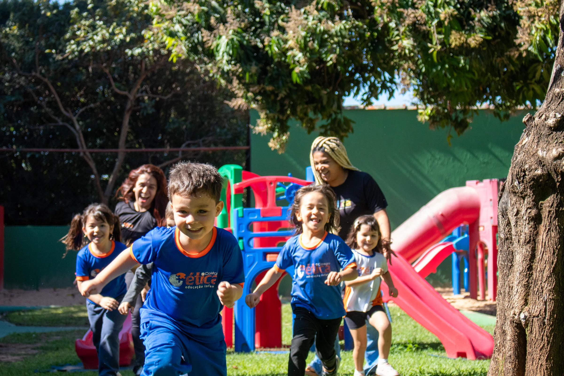 Crianças e professoras da Educação Infantil compartilham uma brincadeira no parque