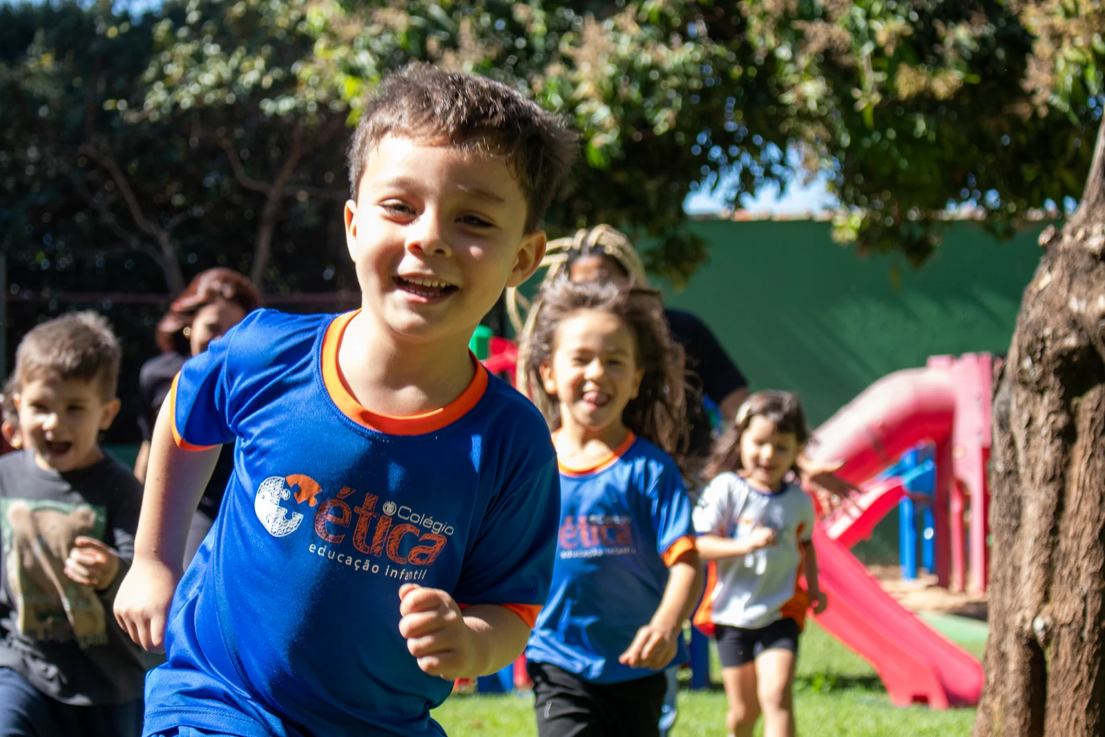 Criança da Educação Infantil brinca com os colegas no parque do Colégio Ética