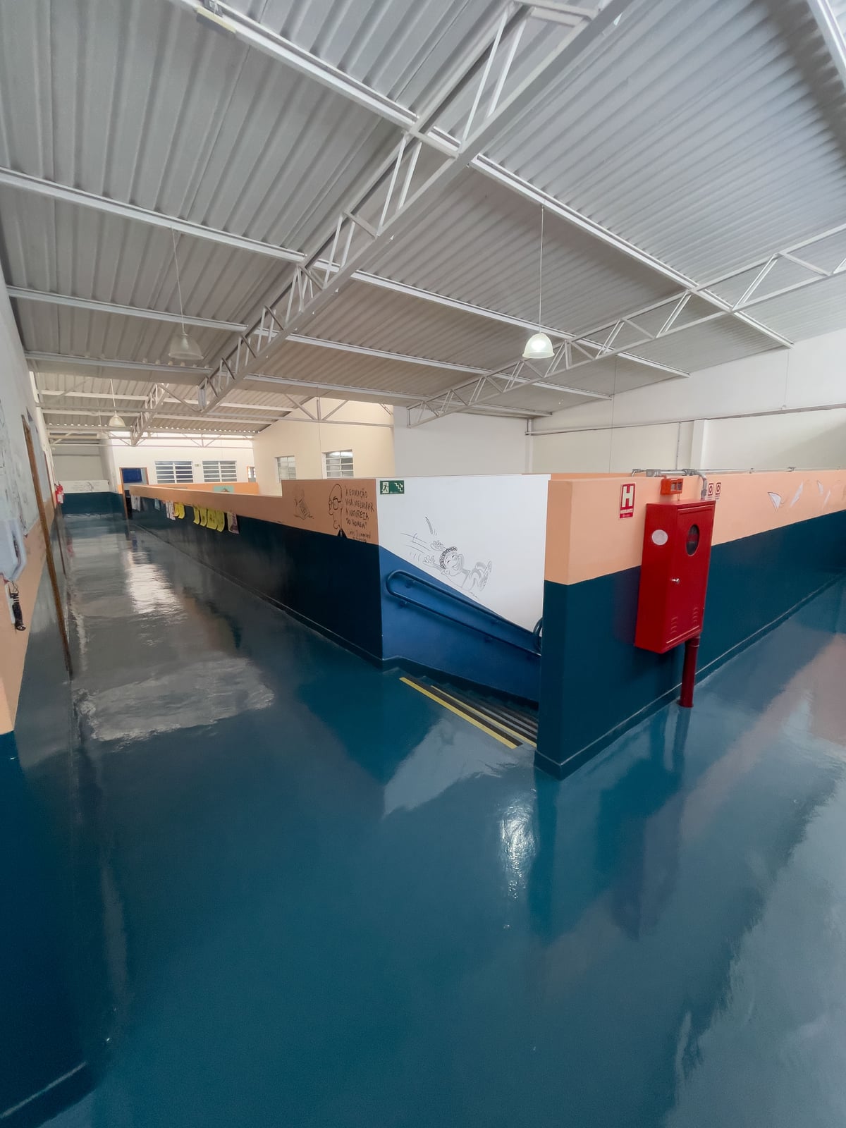 Corredor de acesso às salas de aula do Ensino Fundamental