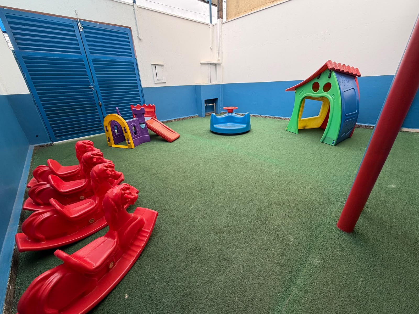 Parque externo do Maternal com casinha, escorregador e cavalinhos