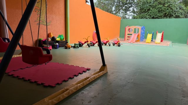 Pátio do Maternal com balanço e brinquedos