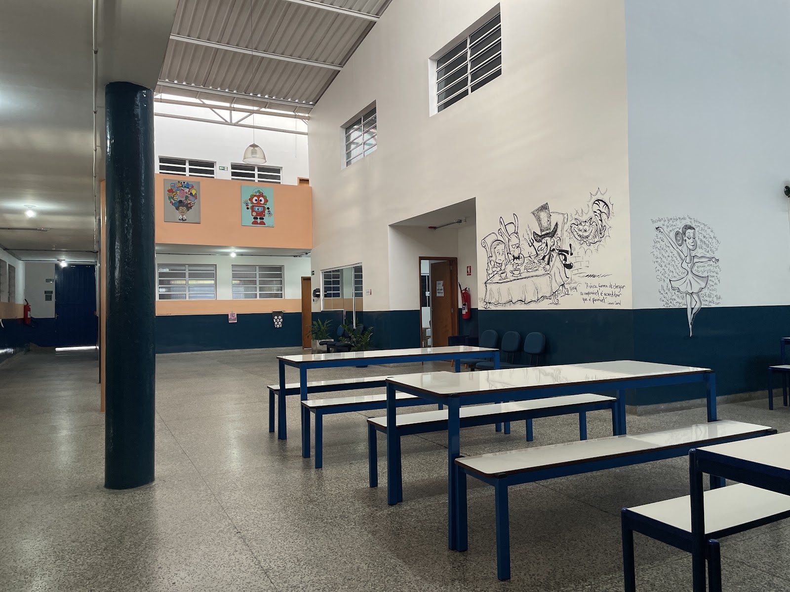 Pátio coberto com mesas e bancos