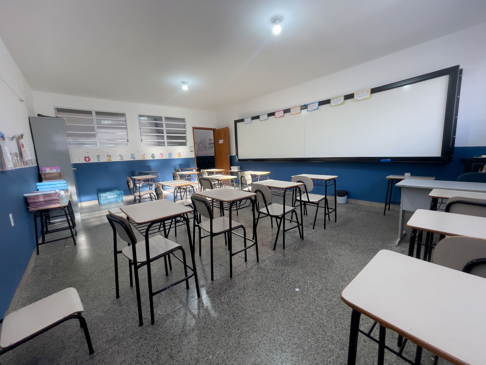 Sala de aula preparada para atividades em grupo