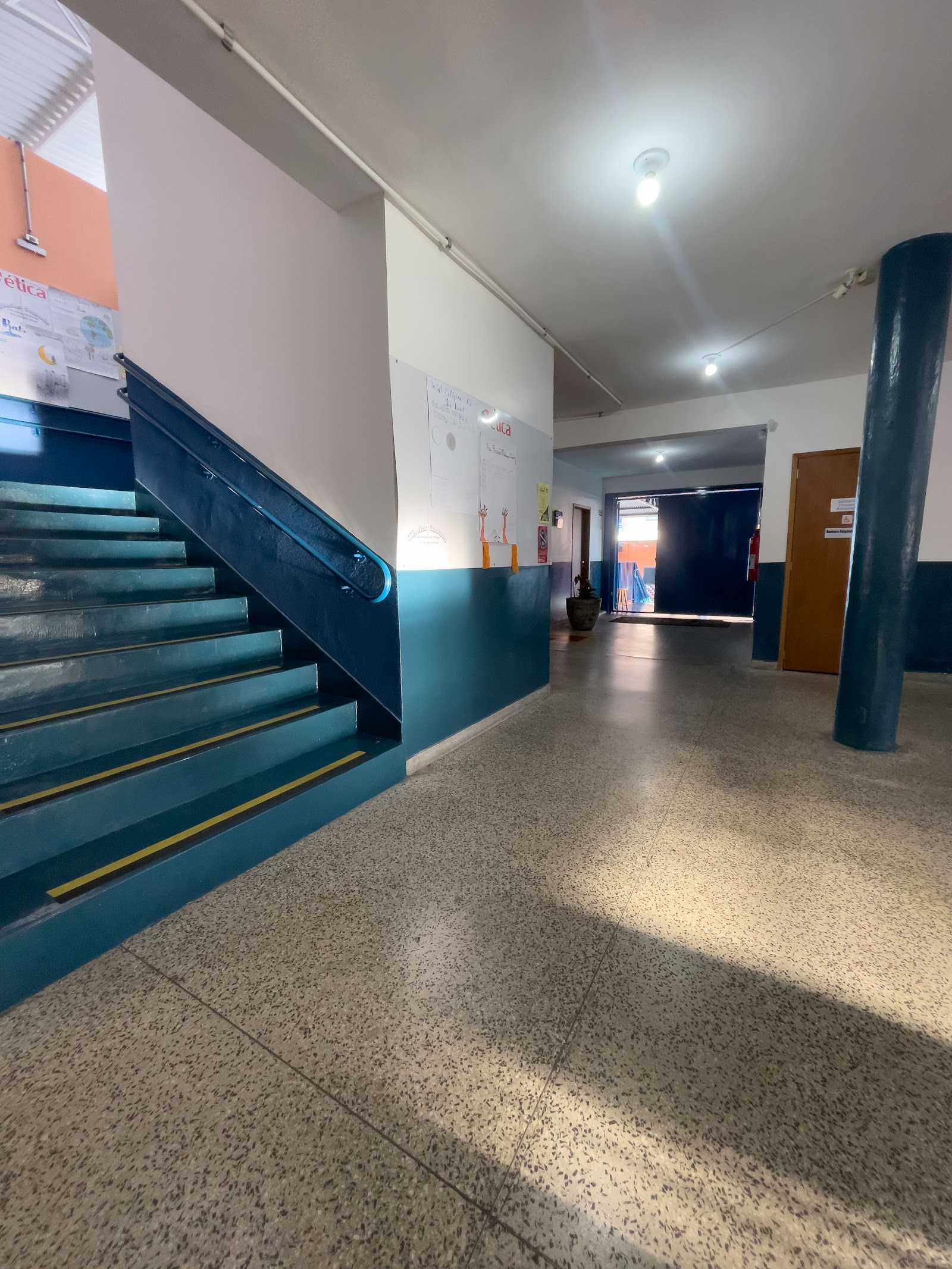 Corredor interno e escadaria da unidade