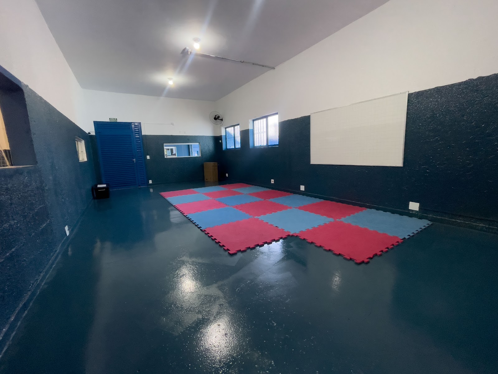 Sala ampla para atividades corporais e de movimento