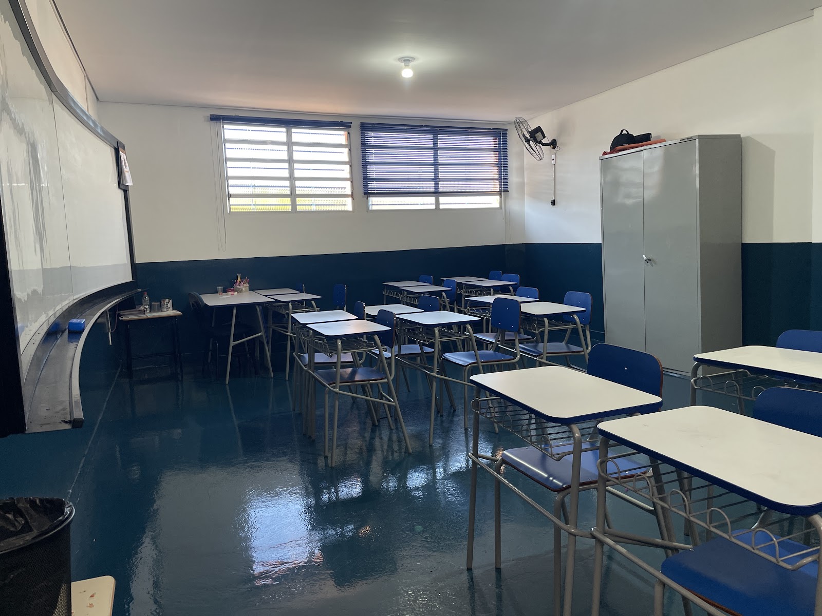 Sala com carteiras para os estudantes
