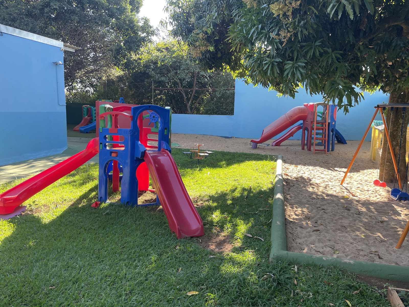 Brinquedos no parque de areia do Infantil