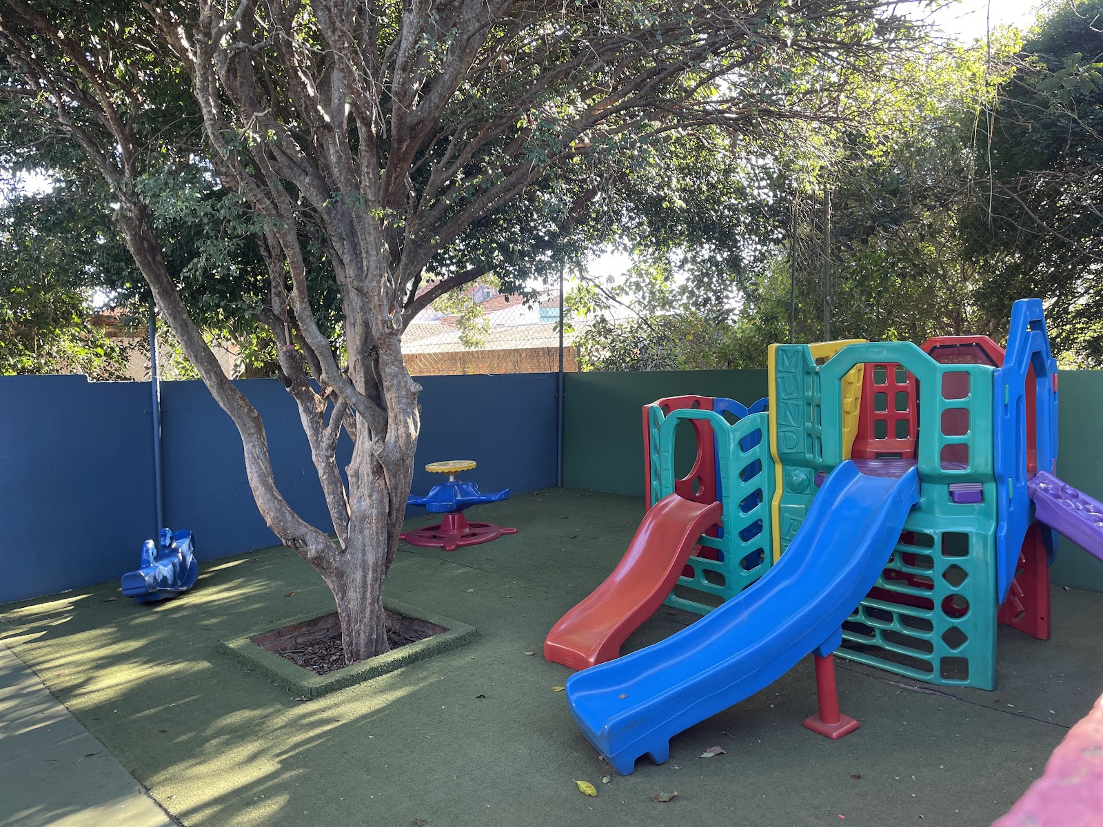 Escorregador e brinquedos no parque externo do Infantil