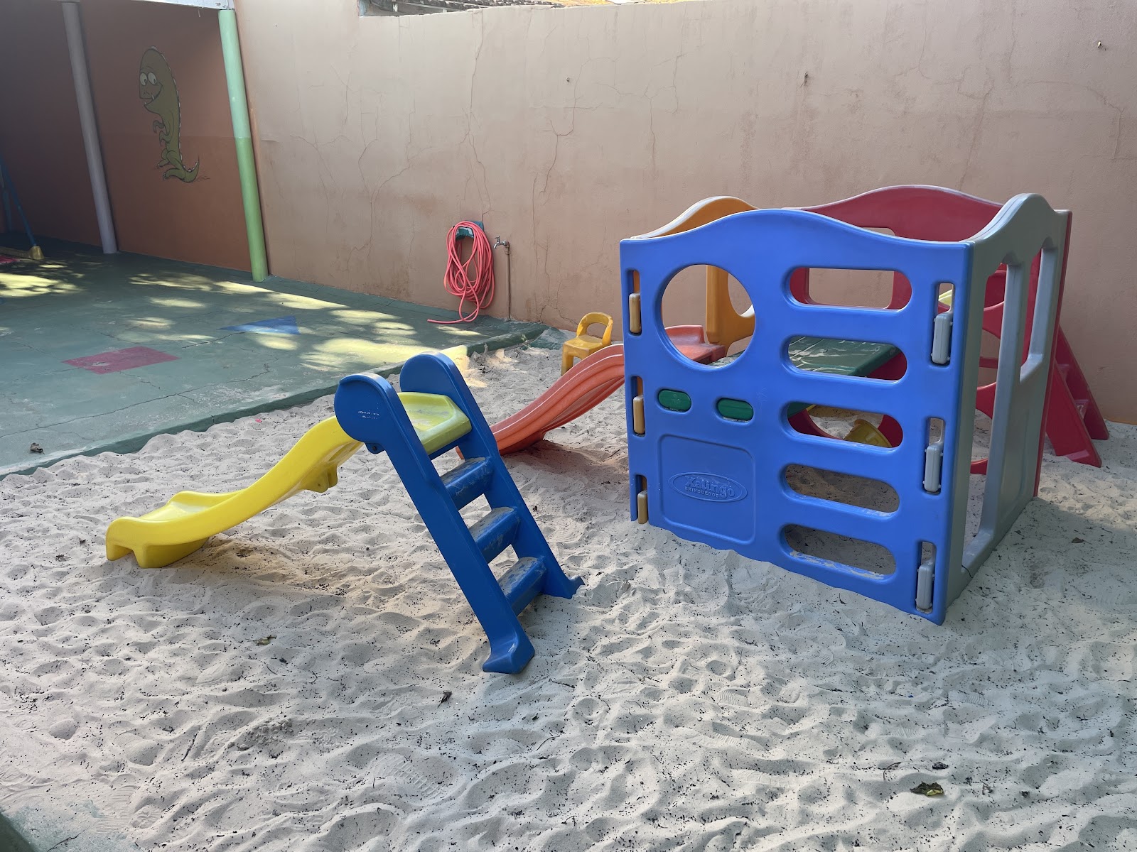 Espaço de areia e brinquedos do Maternal