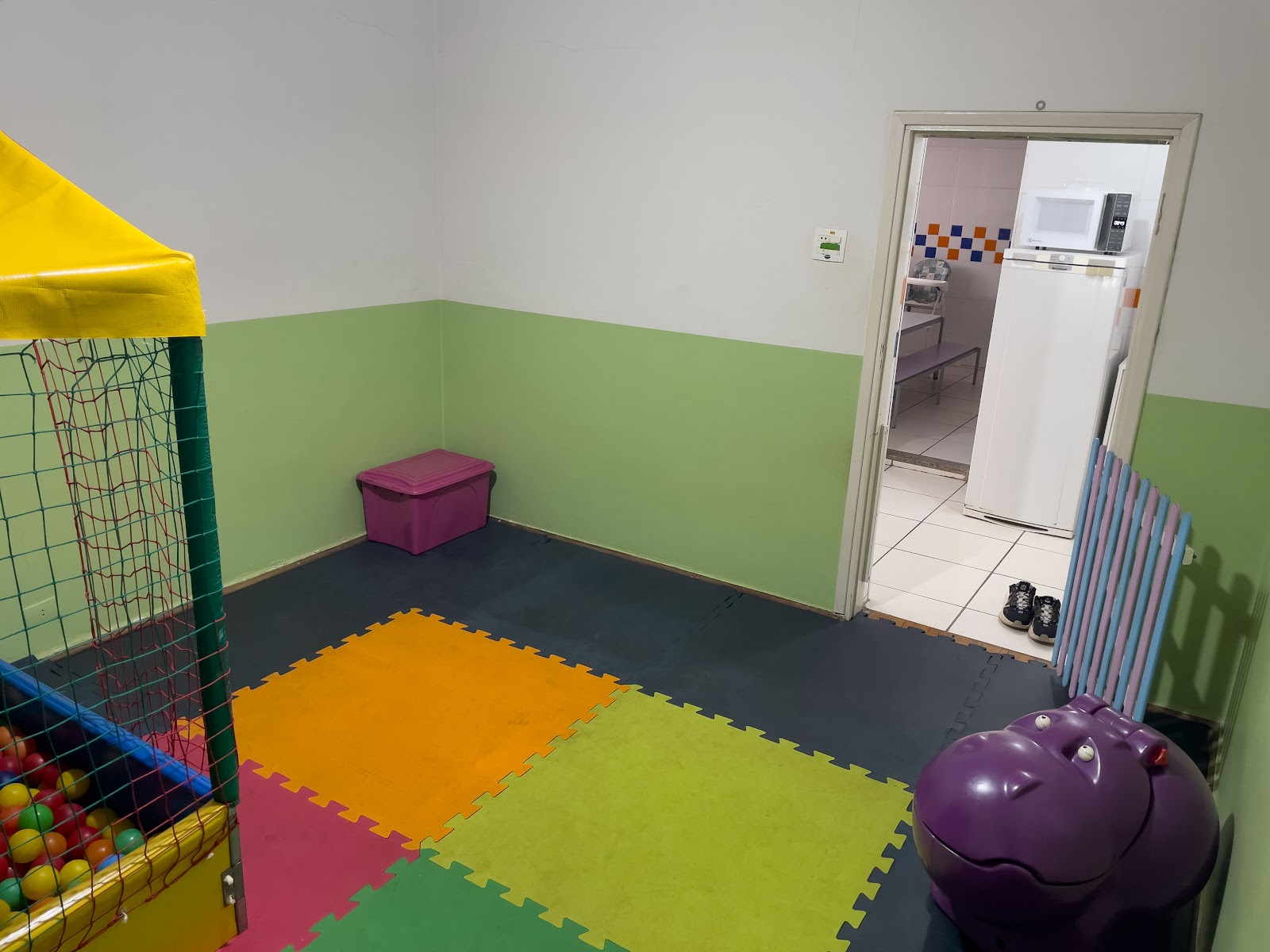 Sala de estímulos com piso emborrachado e brinquedos