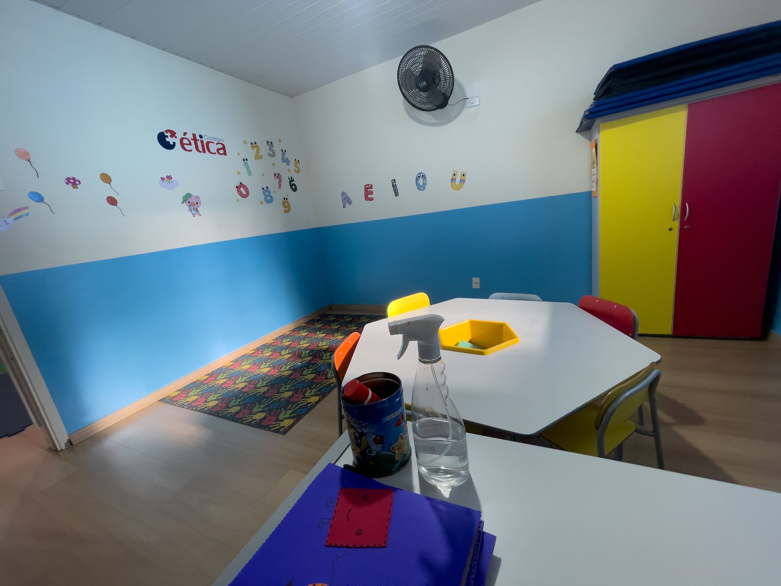 Sala de atividades do Maternal com tapete e materiais infantis