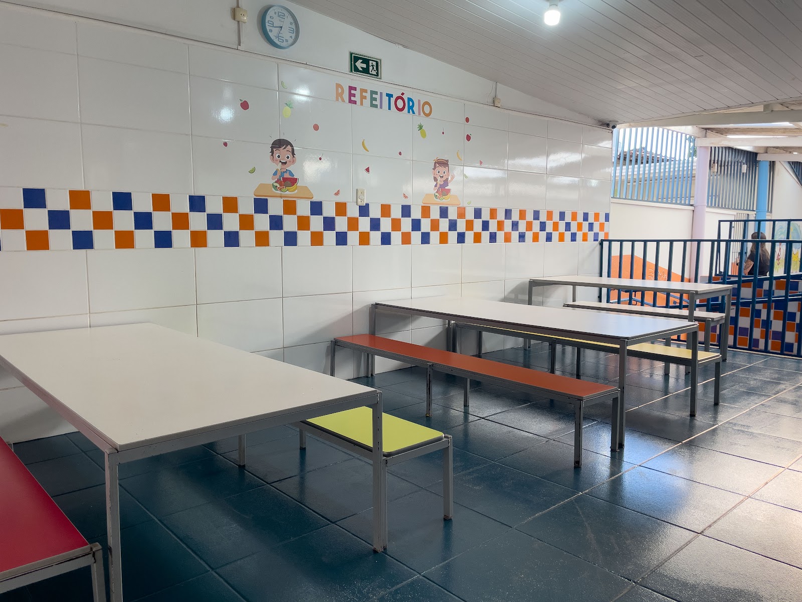 Mesas e bancos do refeitório do Infantil