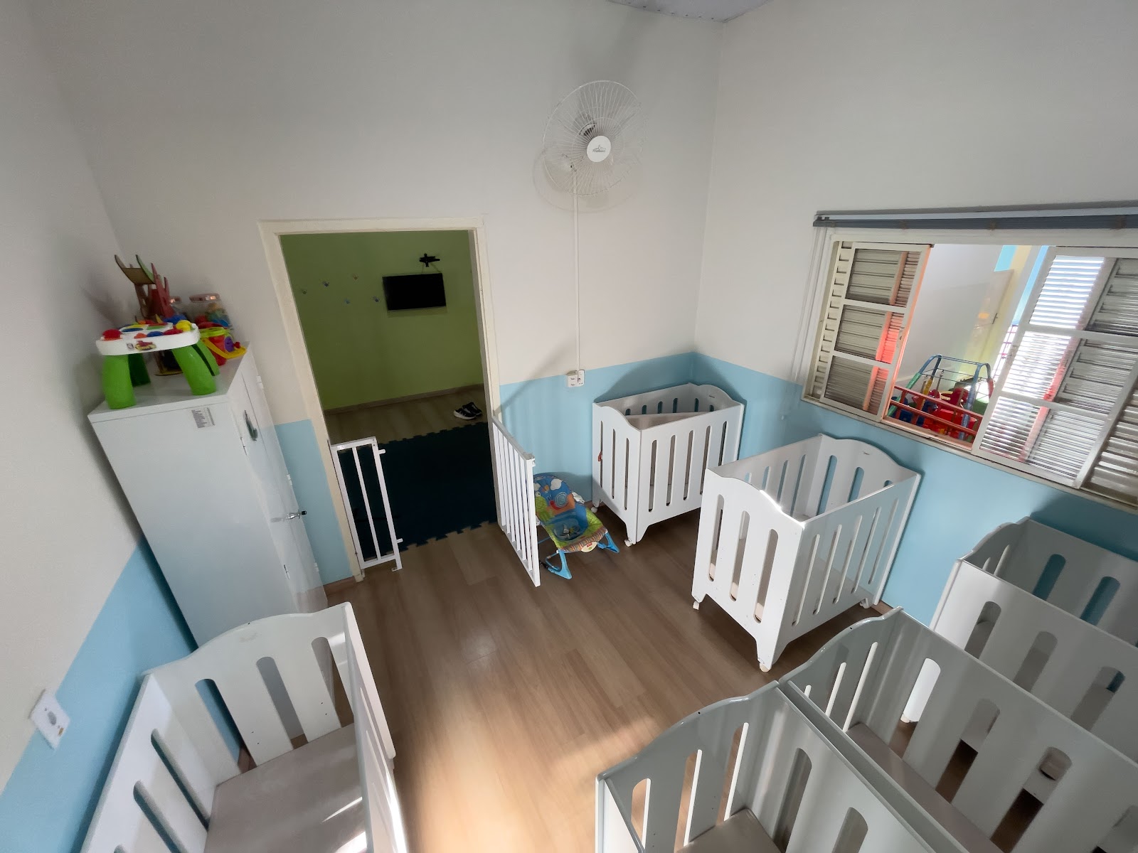 Sala de sono com berços para os pequenos